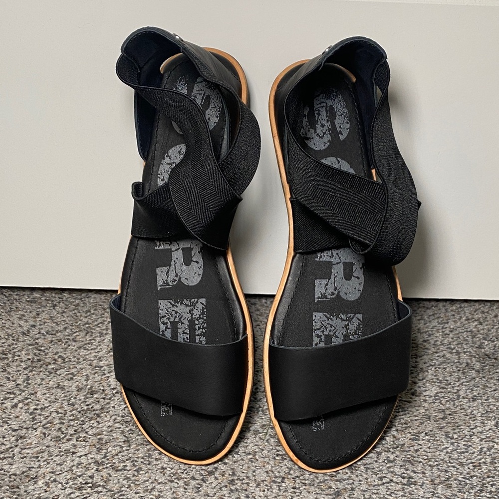 Sorel Women's Black and Tan Sandals
